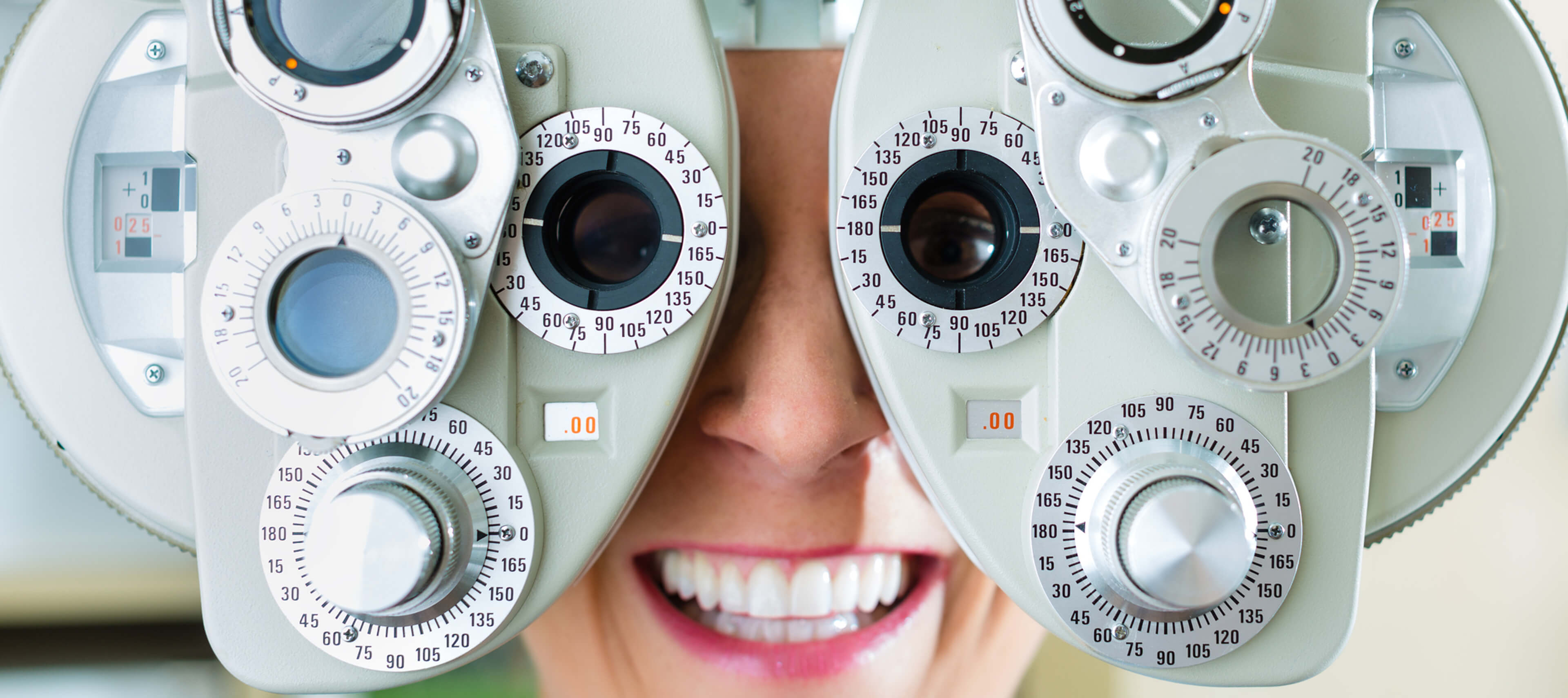 Жд окулист. Приборы офтальмолога. Прибор для проверки зрения. Аппарат проверяющий зрение. Прибор в офтальмологии для проверки зрения.
